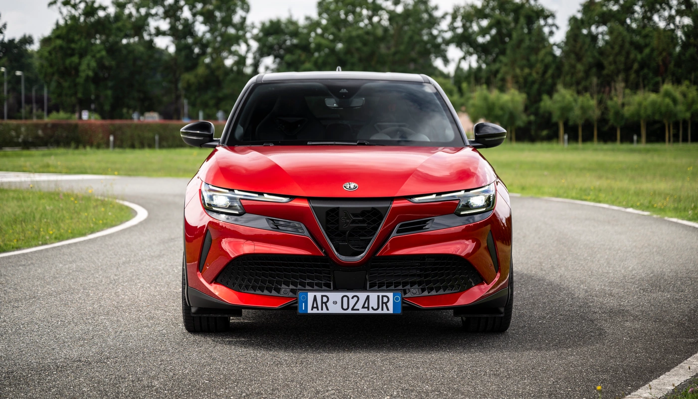 Alfa Romeo Junior Elettrica - Contexto Entorno Real Contexto Aparcado Exterior Frontal