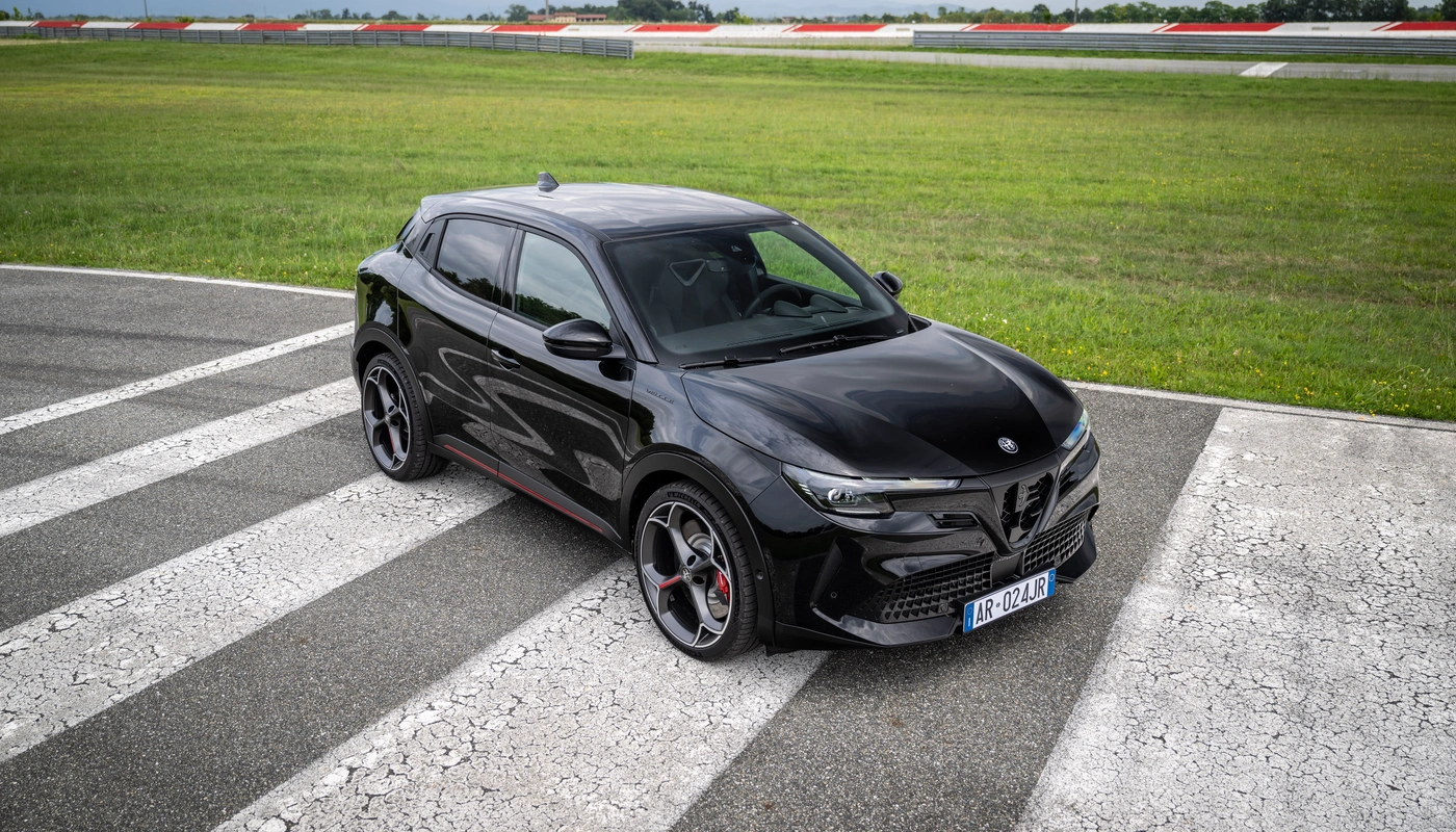 Alfa Romeo Junior Elettrica - Contexto Entorno Real Contexto Aparcado Exterior Frontal Derecha