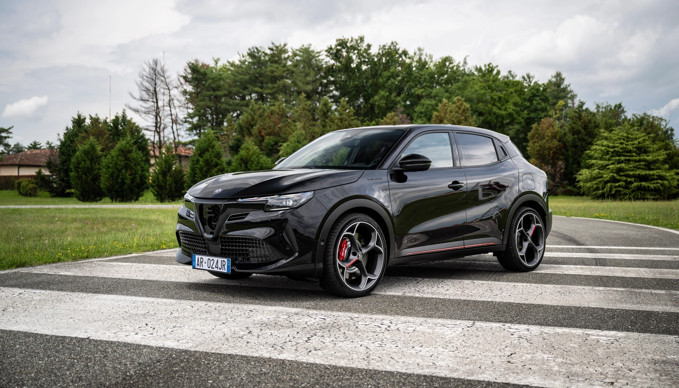 Alfa Romeo Junior Elettrica - Contexto Entorno Real Contexto Aparcado Exterior Frontal Izquierda