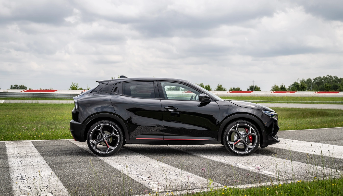 Alfa Romeo Junior Elettrica - Contexto Entorno Real Contexto Aparcado Exterior Lateral Derecha