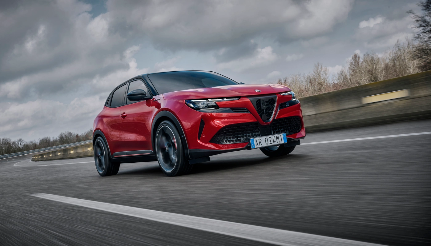 Alfa Romeo Junior Elettrica - Contexto Entorno Real Contexto Conduciendo Exterior Frontal Derecha