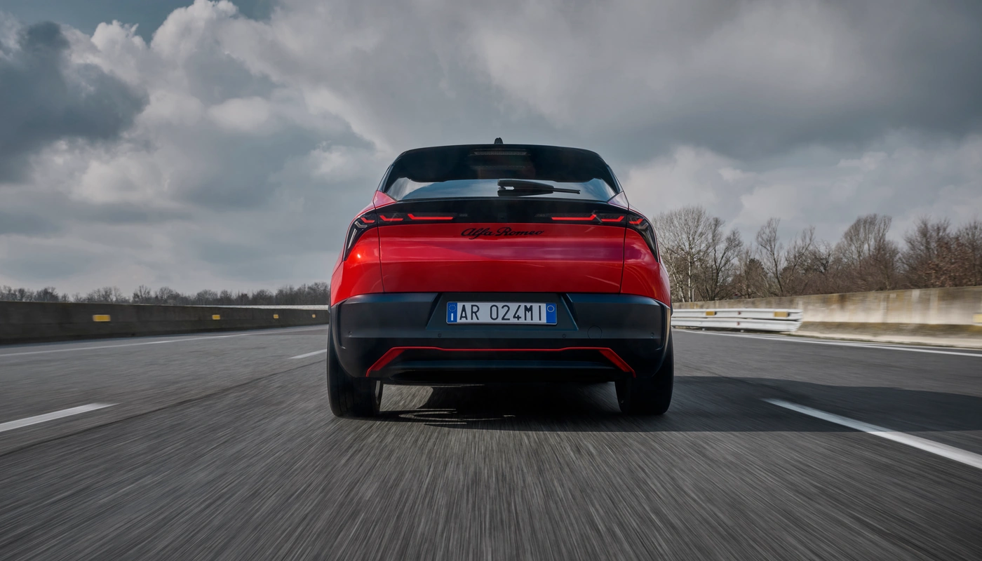 Alfa Romeo Junior Elettrica - Contexto Entorno Real Contexto Conduciendo Exterior Trasera