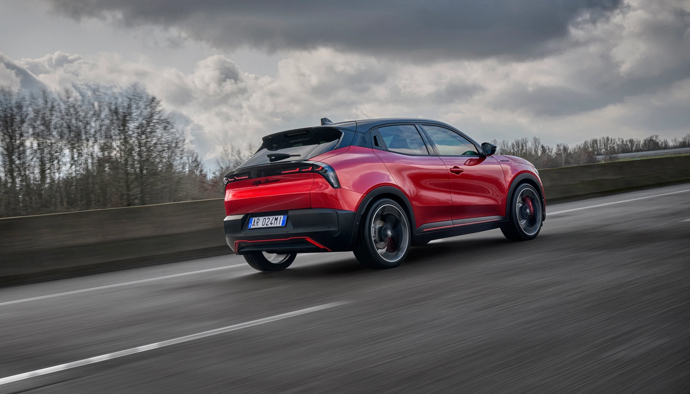 Alfa Romeo Junior Elettrica - Contexto Entorno Real Contexto Conduciendo Exterior Trasera Derecha