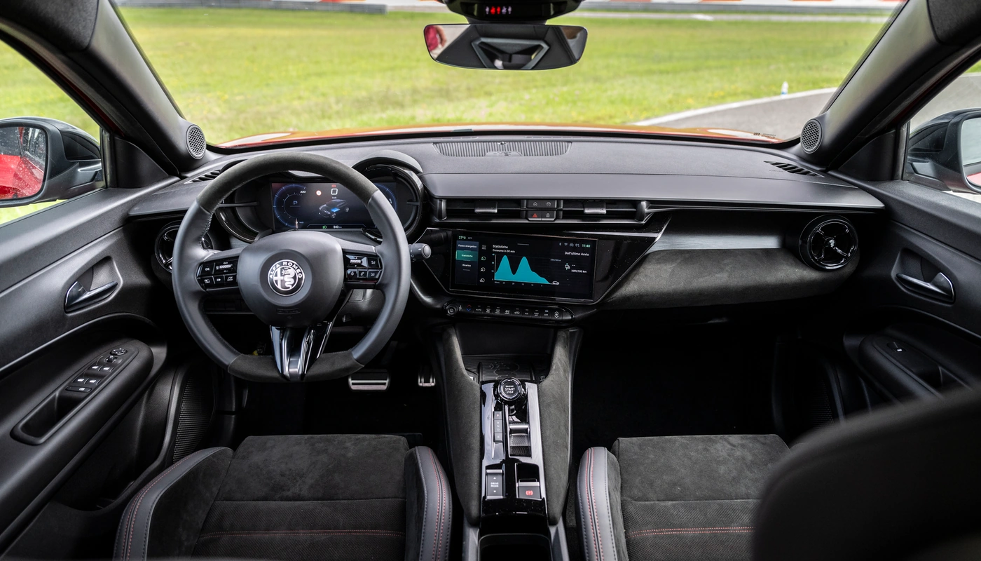 Alfa Romeo Junior Elettrica - Interior Salpicadero Interior Asientos Delanteros Interior Pantalla Central Interior Volante