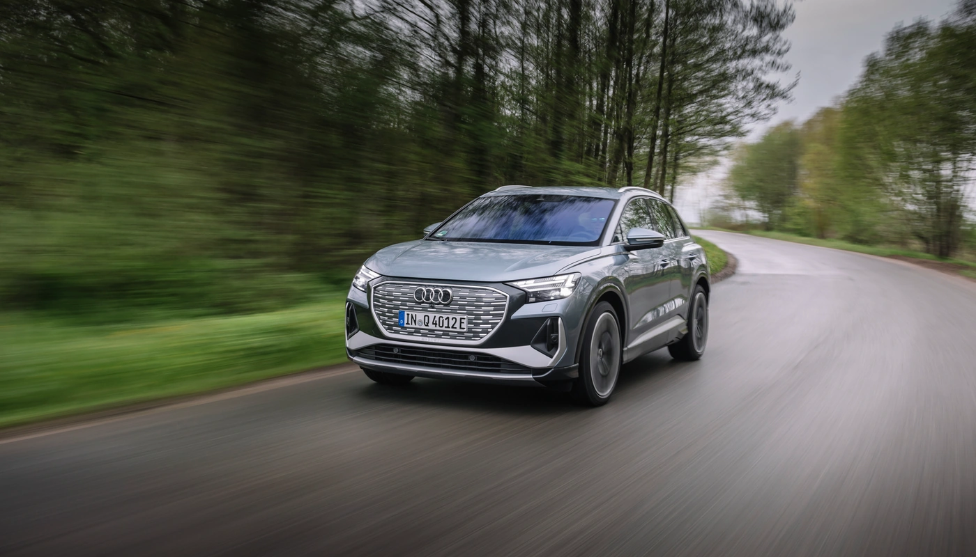 Audi Q4 E Tron - Contexto Entorno Real Contexto Conduciendo Exterior Frontal Izquierda