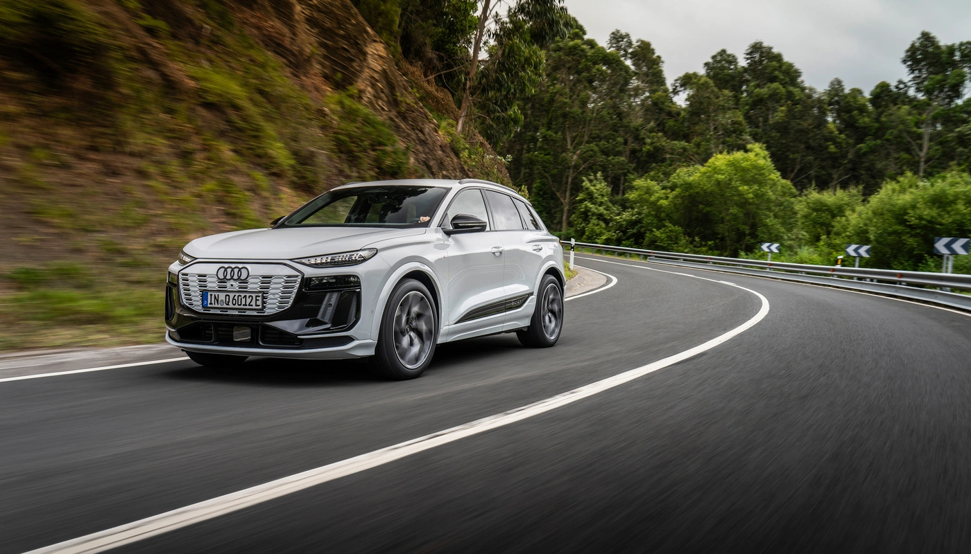 Audi Q6 E Tron - Contexto Entorno Real Contexto Conduciendo Exterior Frontal Izquierda