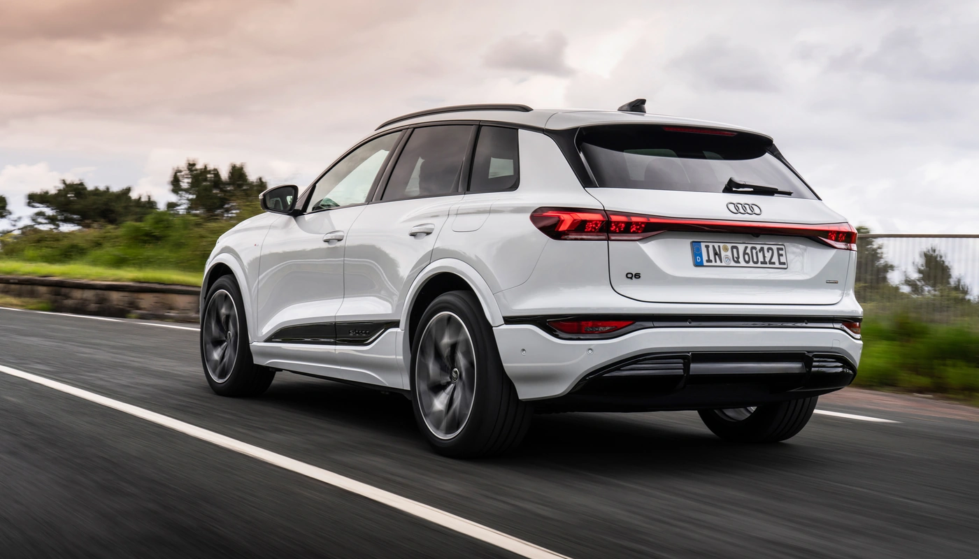 Audi Q6 E Tron - Contexto Entorno Real Contexto Conduciendo Exterior Trasera Derecha