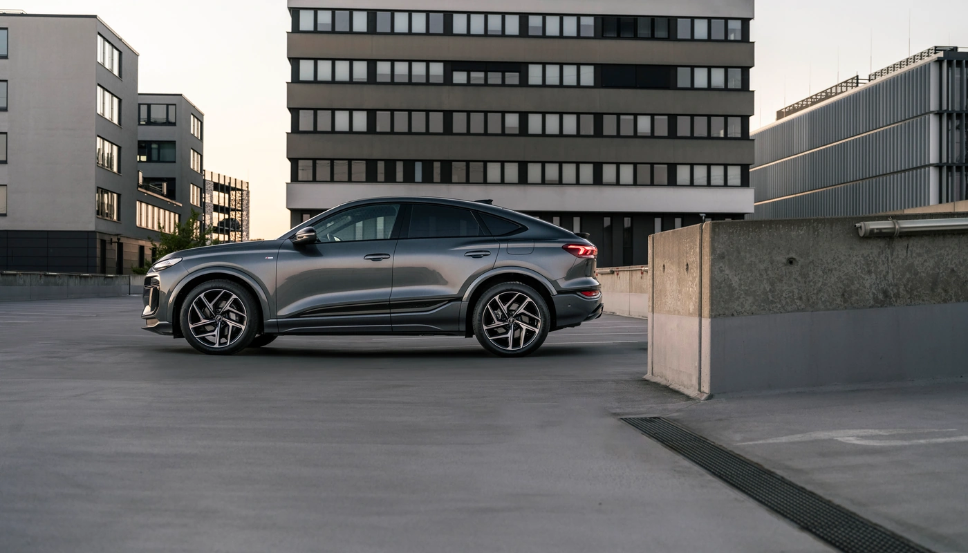 Audi Q6 Sportback E Tron - Contexto Entorno Real Contexto Aparcado Exterior Lateral Izquierda