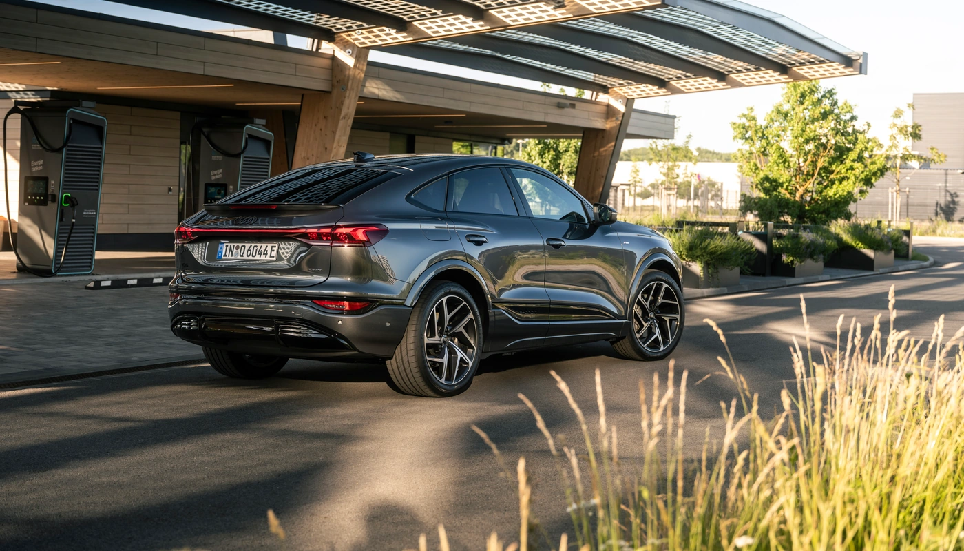 Audi Q6 Sportback E Tron - Contexto Entorno Real Contexto Aparcado Exterior Trasera Izquierda