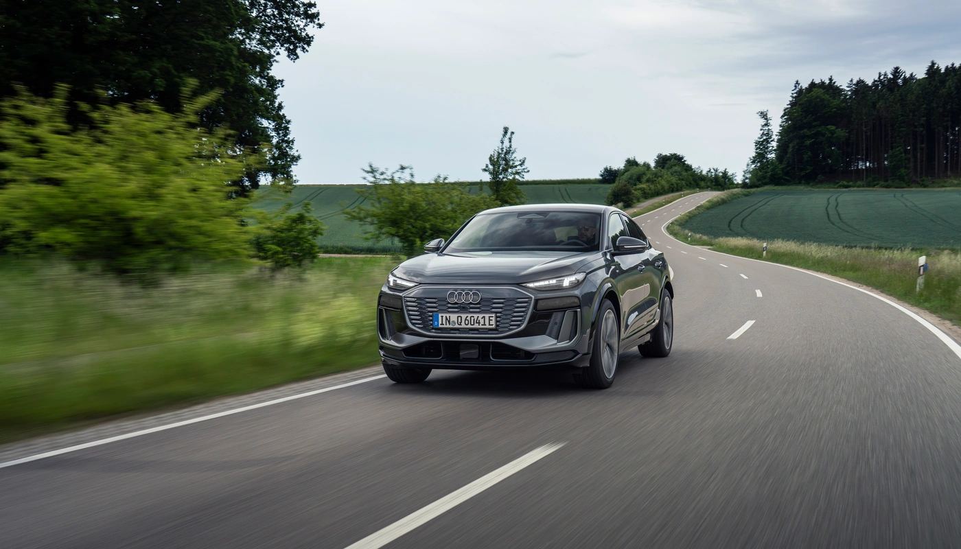 Audi Q6 Sportback E Tron - Contexto Entorno Real Contexto Conduciendo Exterior Frontal Izquierda