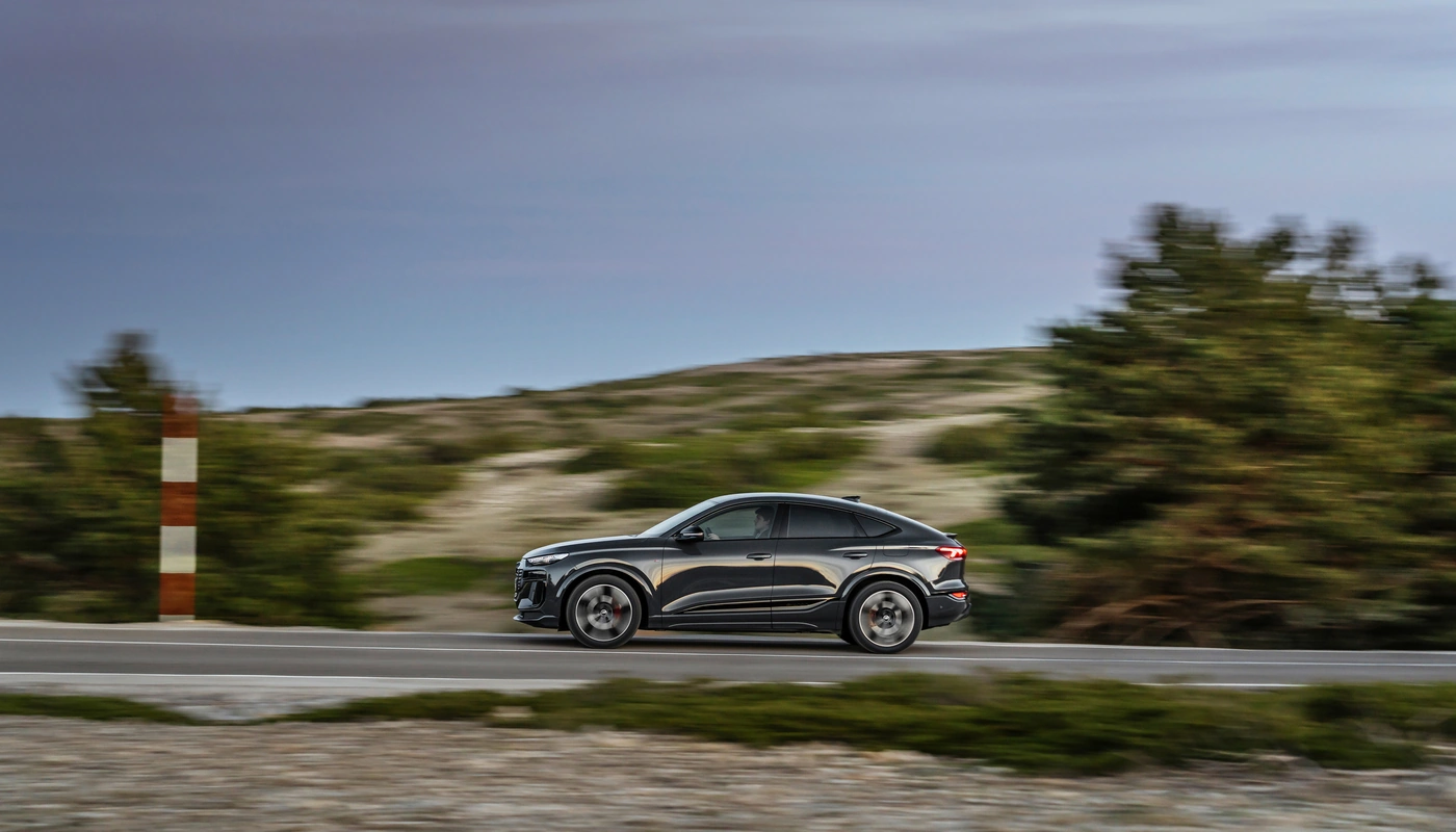 Audi Q6 Sportback E Tron - Contexto Entorno Real Contexto Conduciendo Exterior Lateral Izquierda