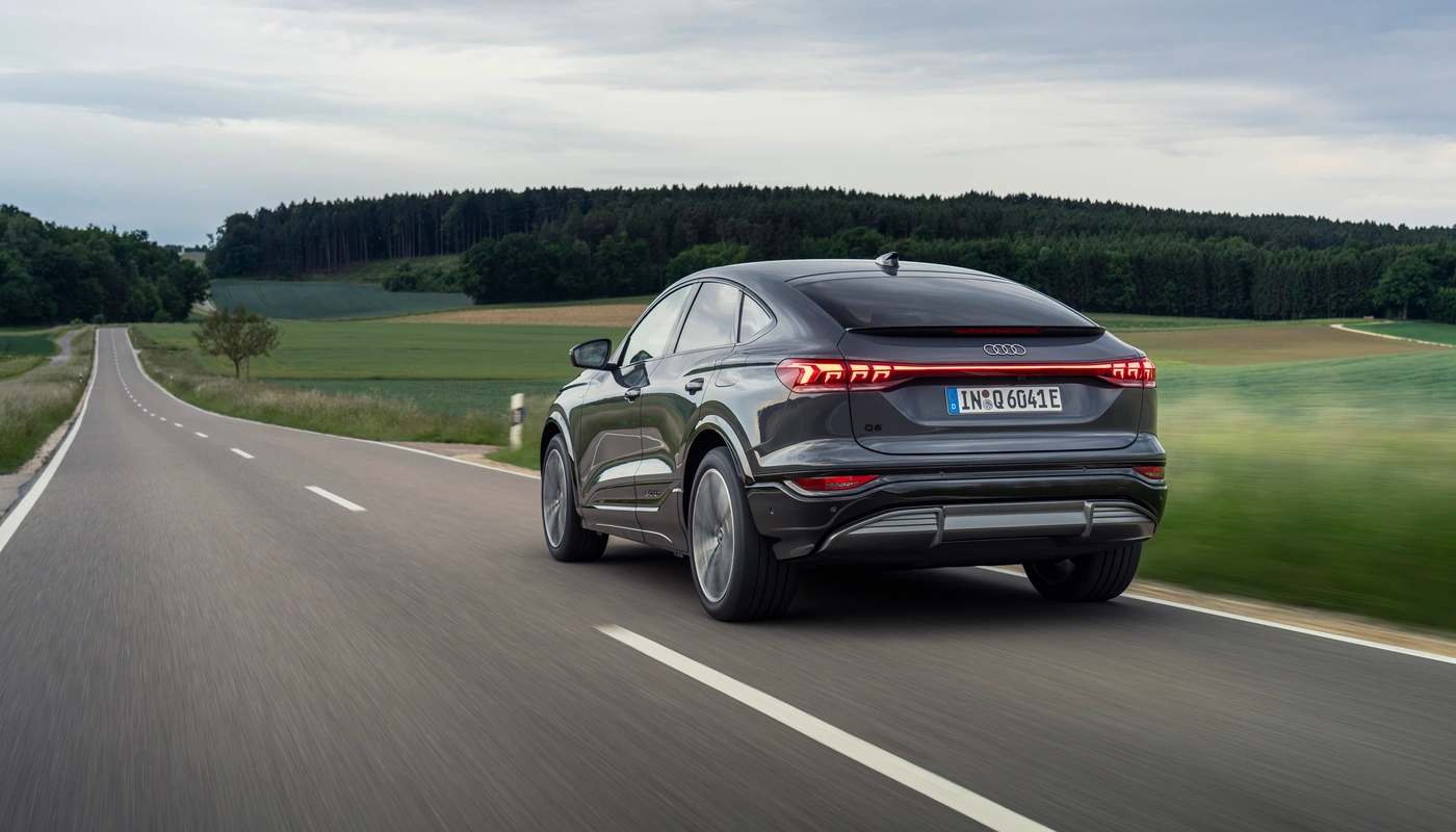 Audi Q6 Sportback E Tron - Contexto Entorno Real Contexto Conduciendo Exterior Trasera Derecha