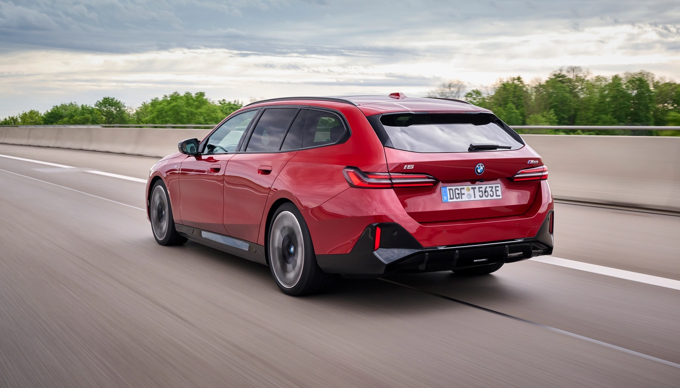 Bmw I5 Touring - Contexto Entorno Real Contexto Conduciendo Exterior Trasera Derecha