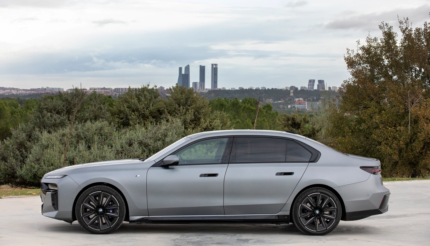 Bmw I7 - Contexto Entorno Real Contexto Aparcado Exterior Lateral Izquierda