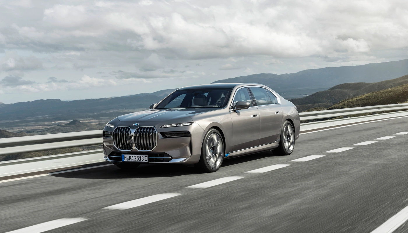 Bmw I7 - Contexto Entorno Real Contexto Conduciendo Exterior Frontal Izquierda