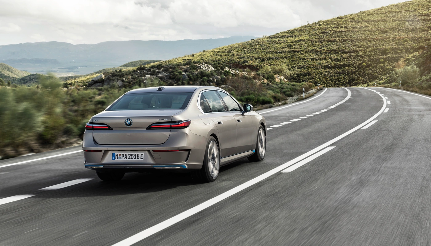 Bmw I7 - Contexto Entorno Real Contexto Conduciendo Exterior Trasera Izquierda