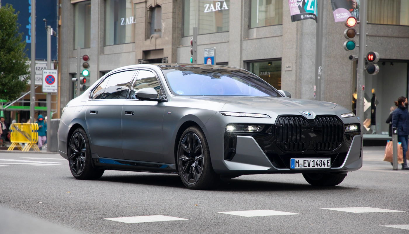 Bmw I7 - Contexto Entorno Real Exterior Frontal Derecha