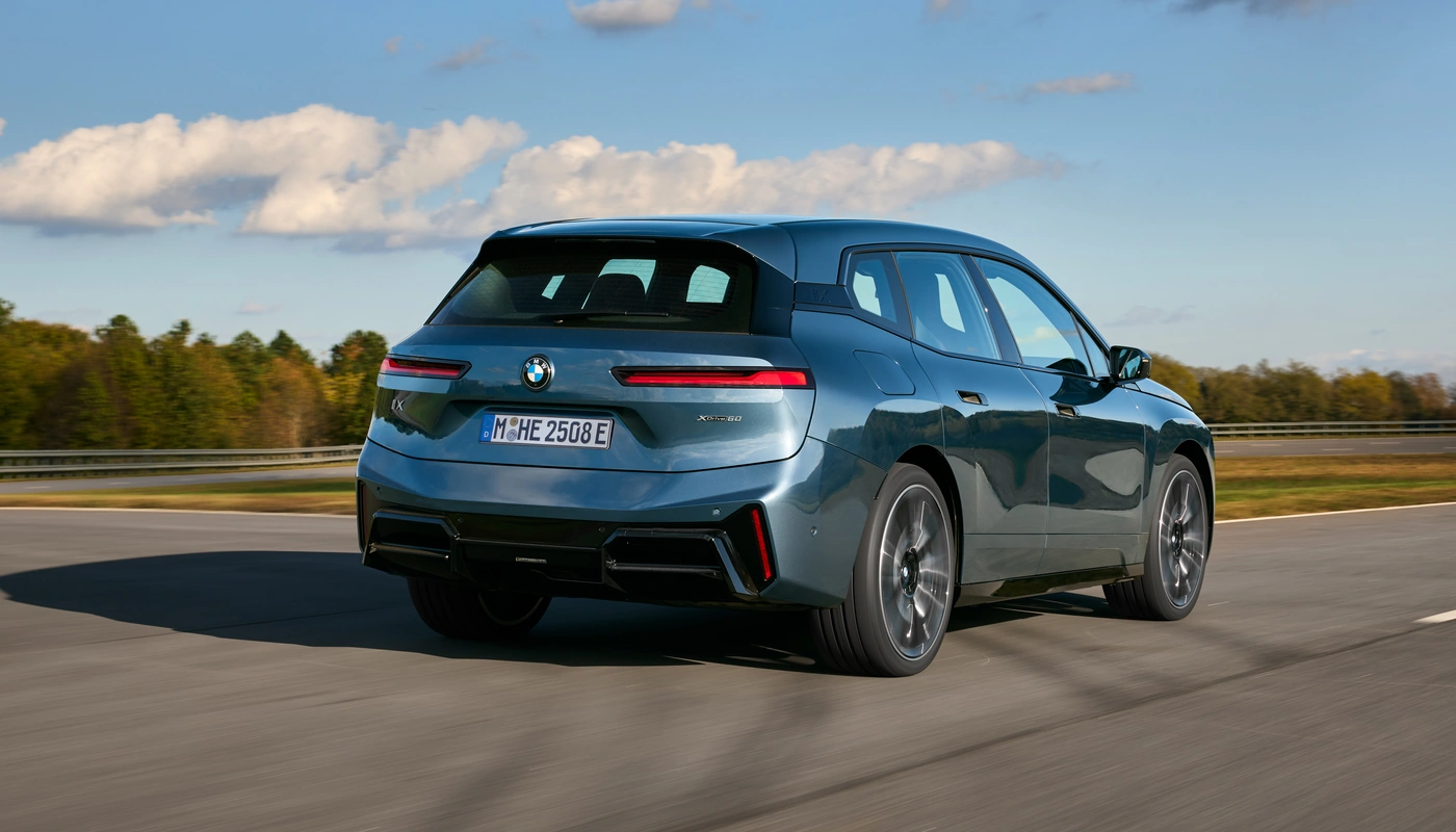 Bmw Ix - Contexto Entorno Real Contexto Conduciendo Exterior Trasera Derecha