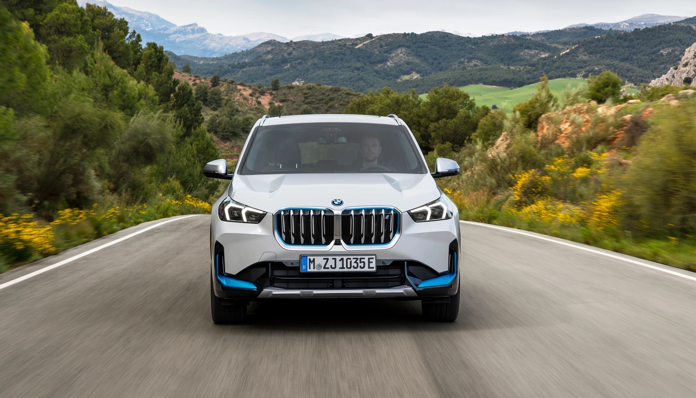 Bmw Ix1 - Contexto Entorno Real Contexto Conduciendo Exterior Frontal