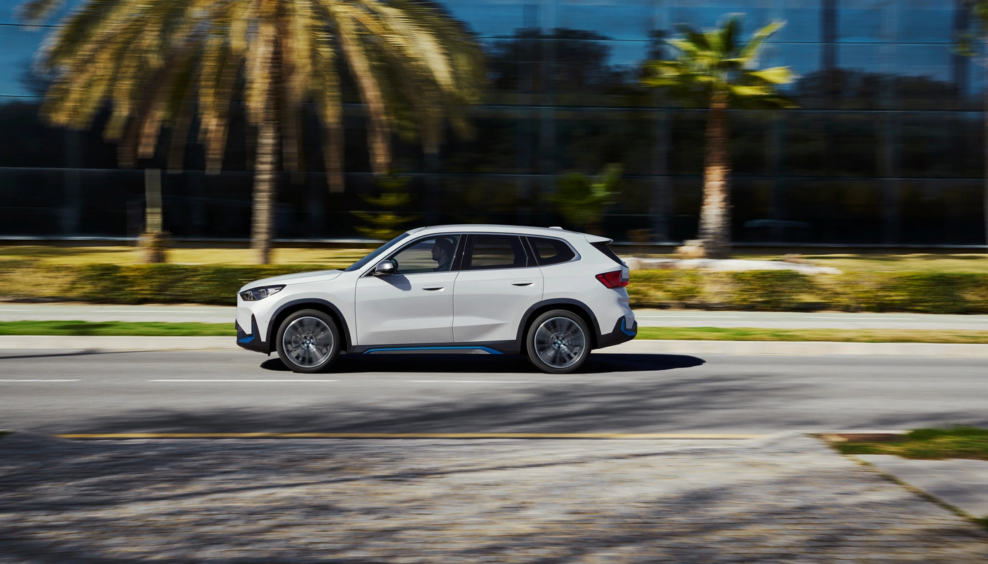 Bmw Ix1 - Contexto Entorno Real Contexto Conduciendo Exterior Lateral Izquierda