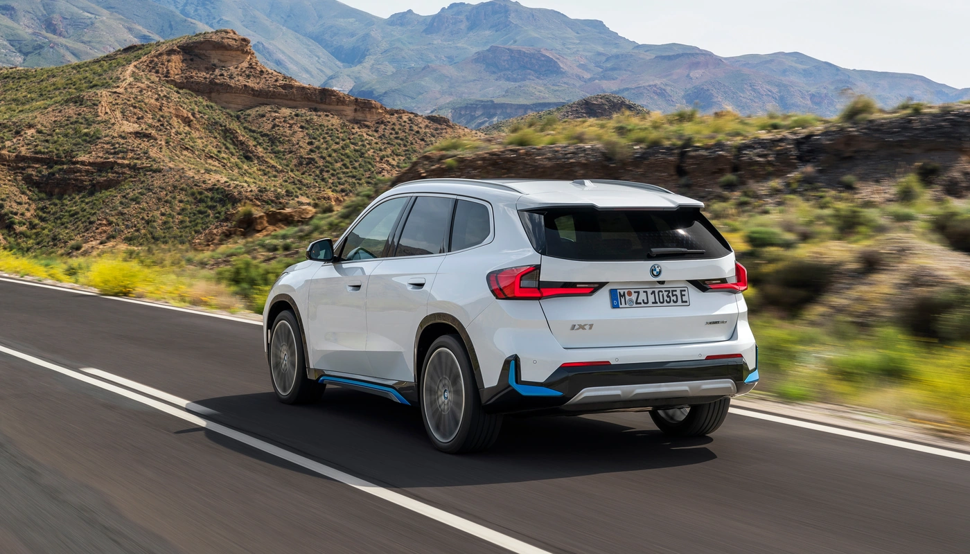 Bmw Ix1 - Contexto Entorno Real Contexto Conduciendo Exterior Trasera Derecha