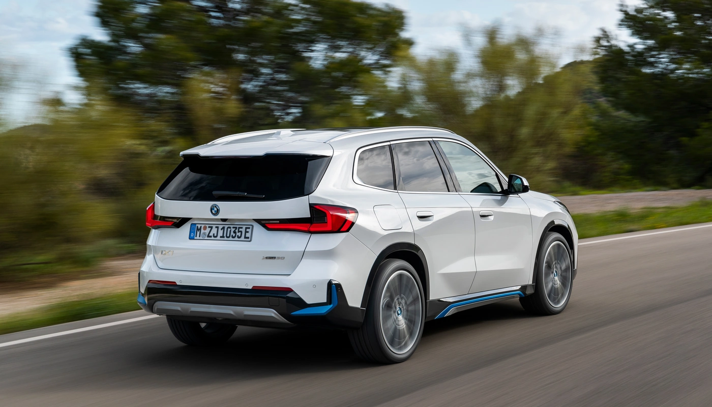 Bmw Ix1 - Contexto Entorno Real Contexto Conduciendo Exterior Trasera Izquierda