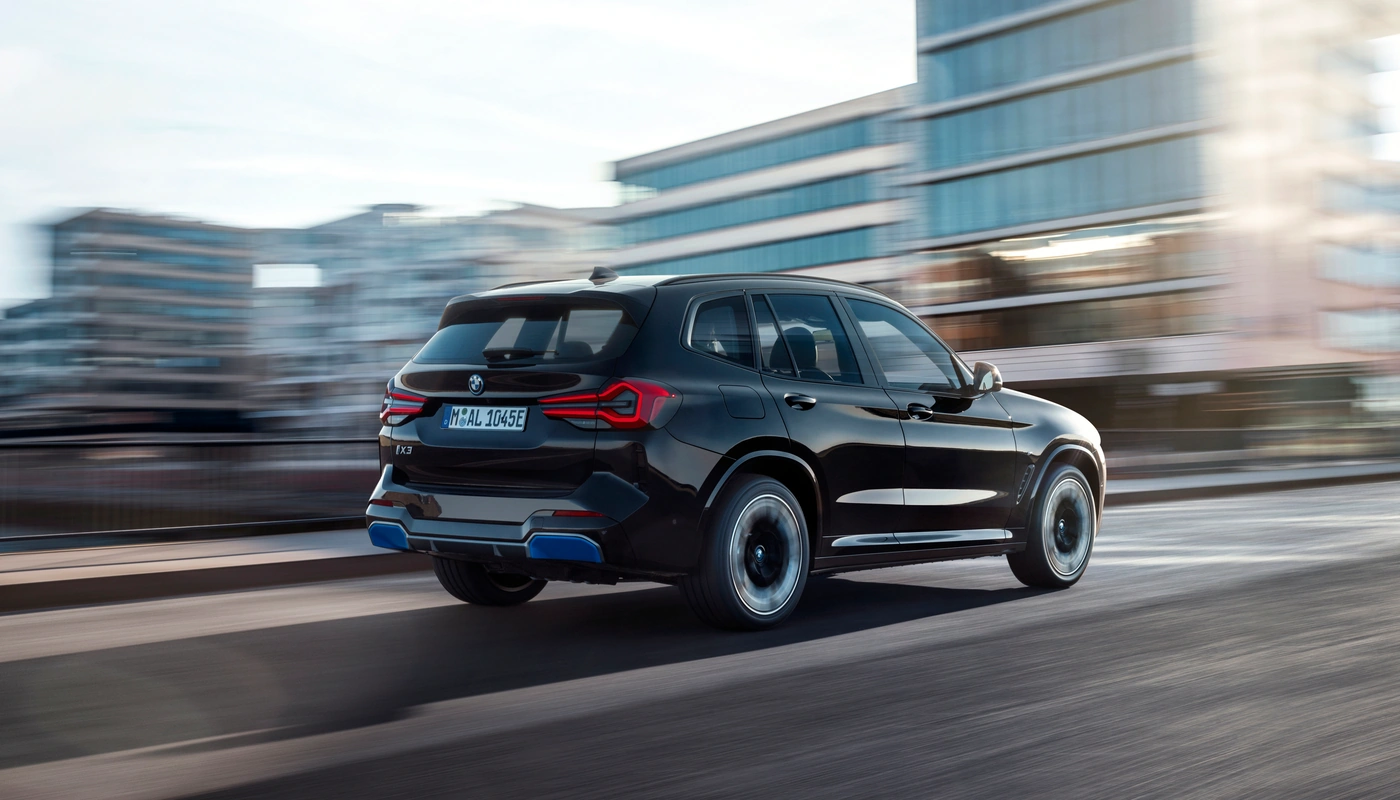 Bmw Ix3 - Contexto Entorno Real Contexto Conduciendo Exterior Trasera Izquierda