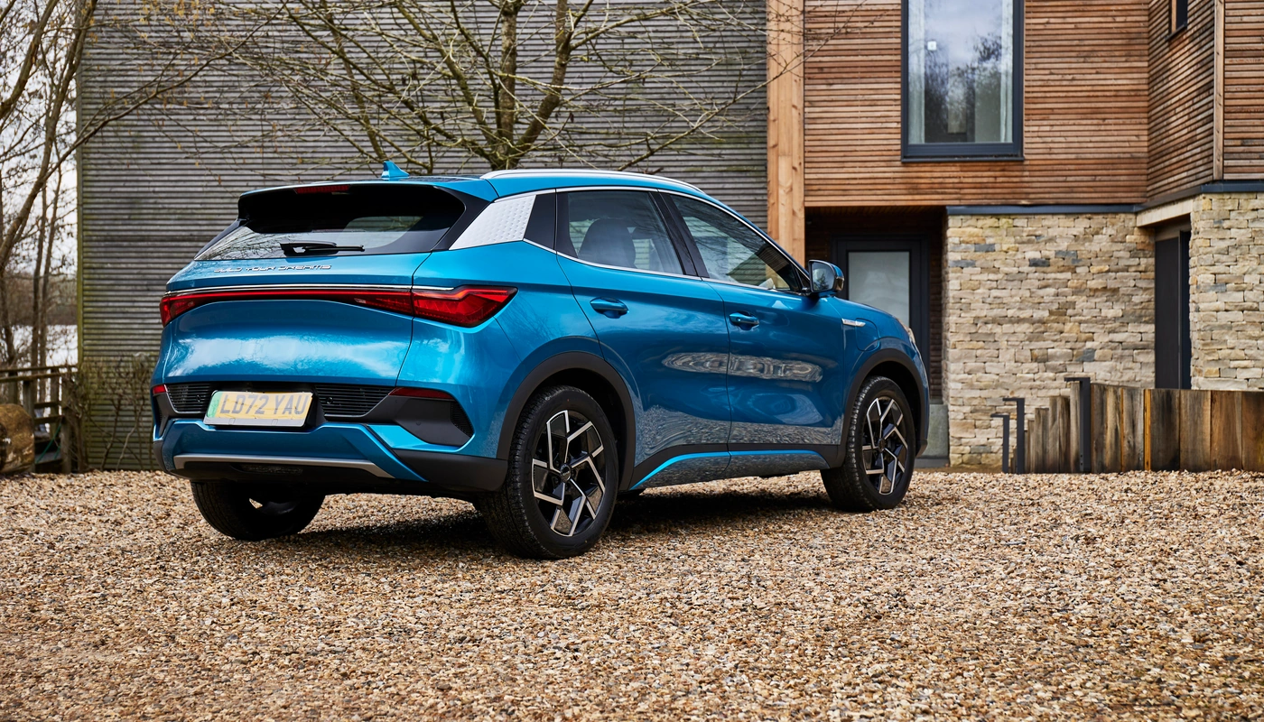 Byd Atto 3 - Contexto Entorno Real Contexto Aparcado Exterior Trasera Izquierda