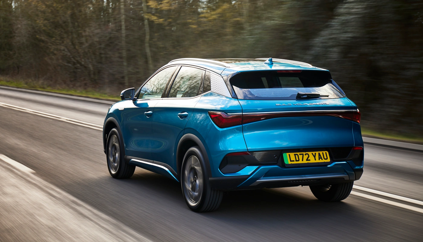 Byd Atto 3 - Contexto Entorno Real Contexto Conduciendo Exterior Trasera Derecha