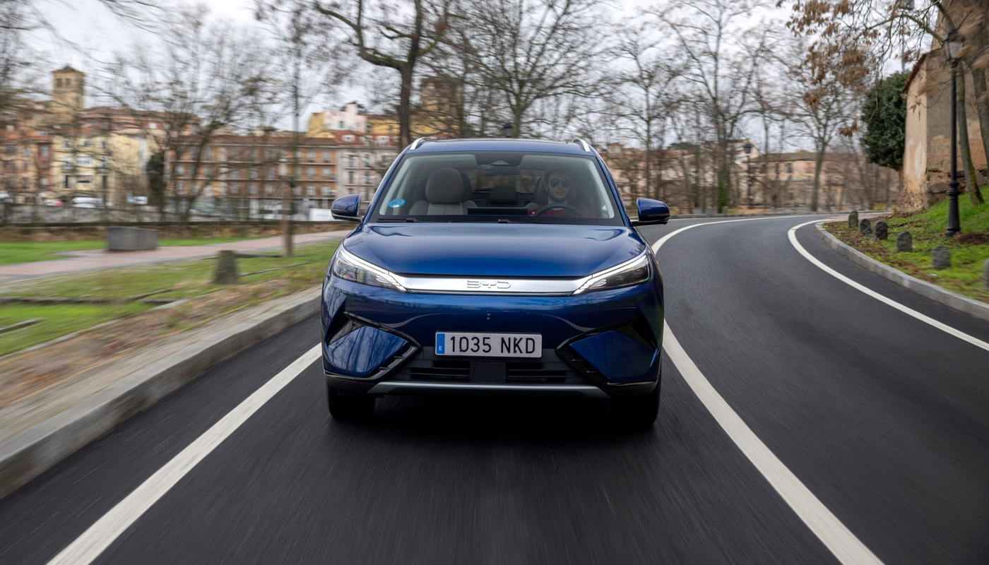 Byd Atto 3 Evo - Contexto Entorno Real Contexto Conduciendo Exterior Frontal