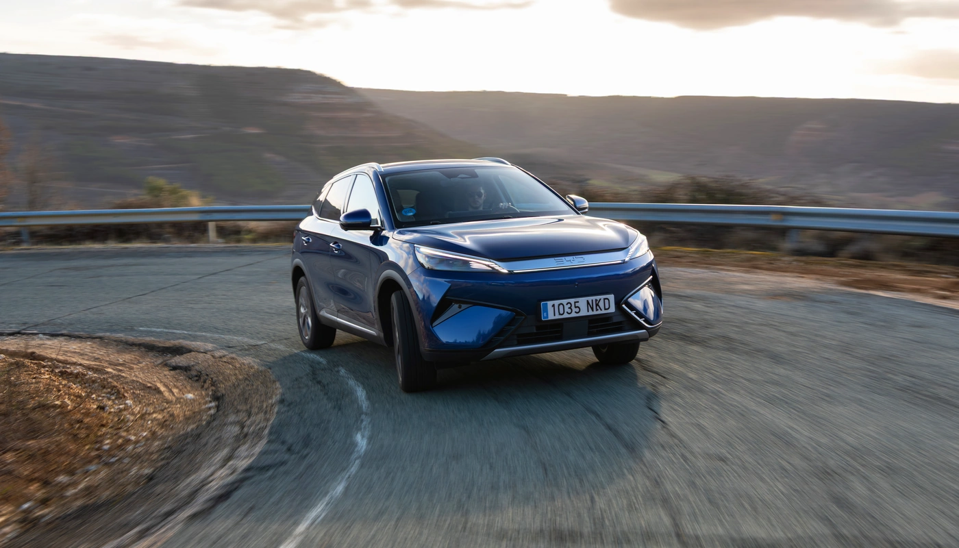 Byd Atto 3 Evo - Contexto Entorno Real Contexto Conduciendo Exterior Frontal Derecha