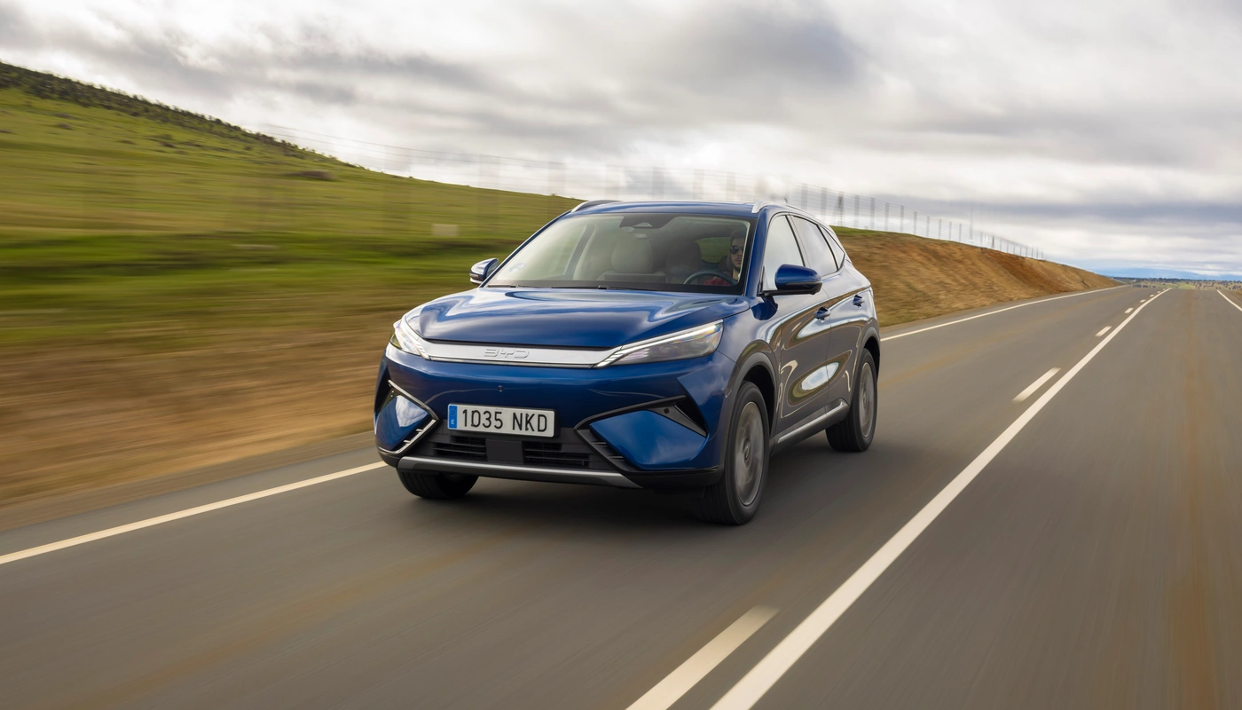 Byd Atto 3 Evo - Contexto Entorno Real Contexto Conduciendo Exterior Frontal Izquierda