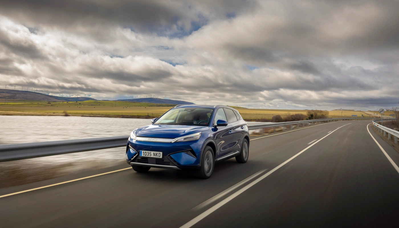 Byd Atto 3 Evo - Contexto Entorno Real Contexto Conduciendo Exterior Frontal Izquierda