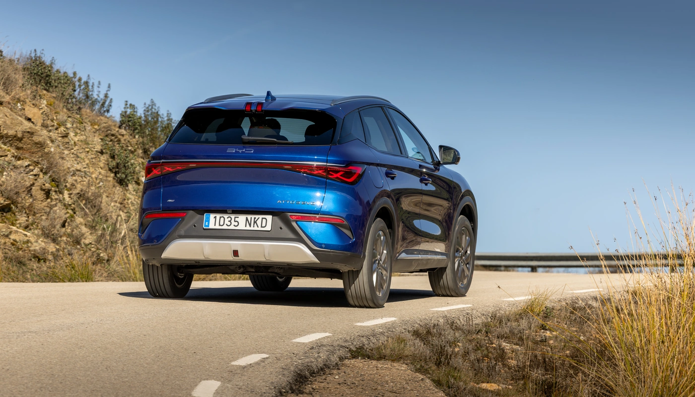 Byd Atto 3 Evo - Contexto Entorno Real Contexto Conduciendo Exterior Trasera