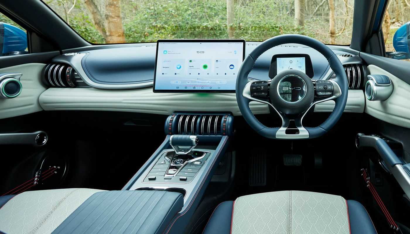 Byd Atto 3 - Interior Salpicadero Interior Asientos Delanteros Interior Pantalla Central Interior Volante