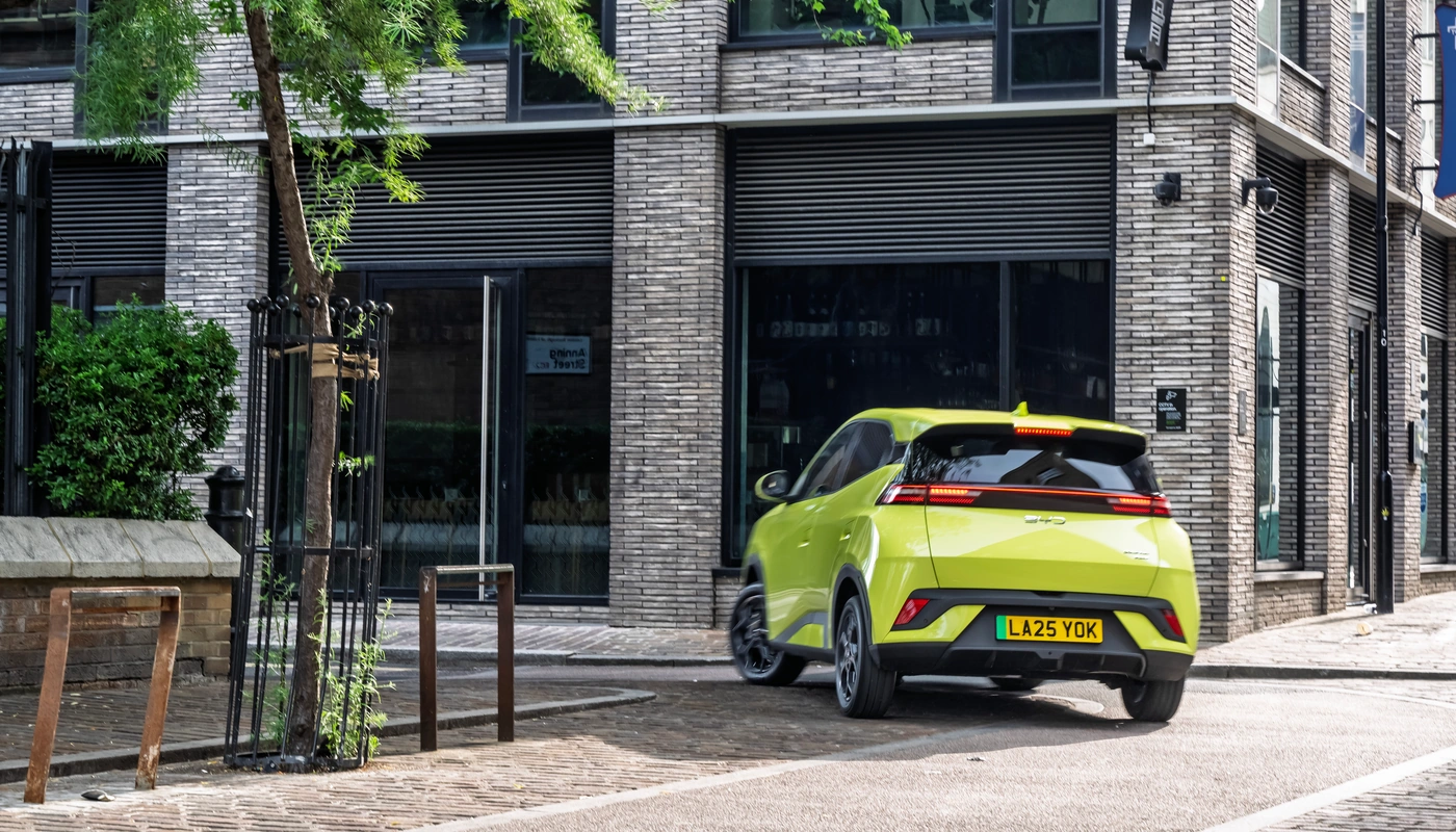 Byd Dolphin Surf - Contexto Entorno Real Contexto Conduciendo Exterior Trasera