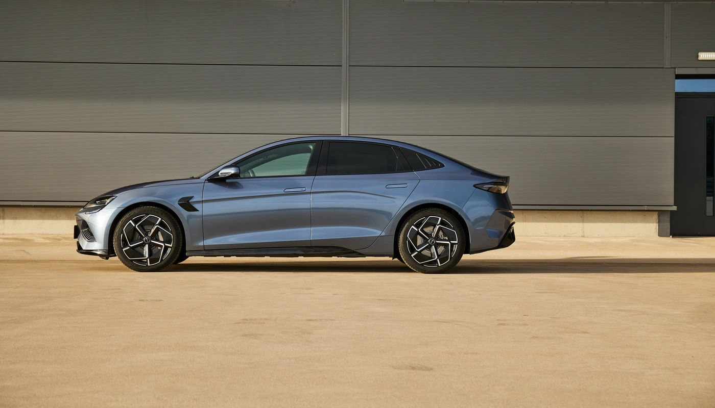 Byd Seal - Contexto Entorno Real Contexto Aparcado Exterior Lateral Izquierda