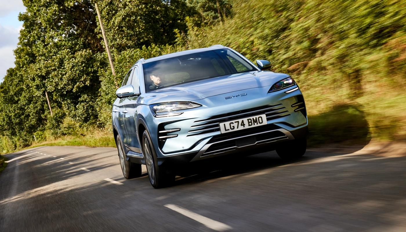 Byd Seal U - Contexto Entorno Real Contexto Conduciendo Exterior Frontal Derecha