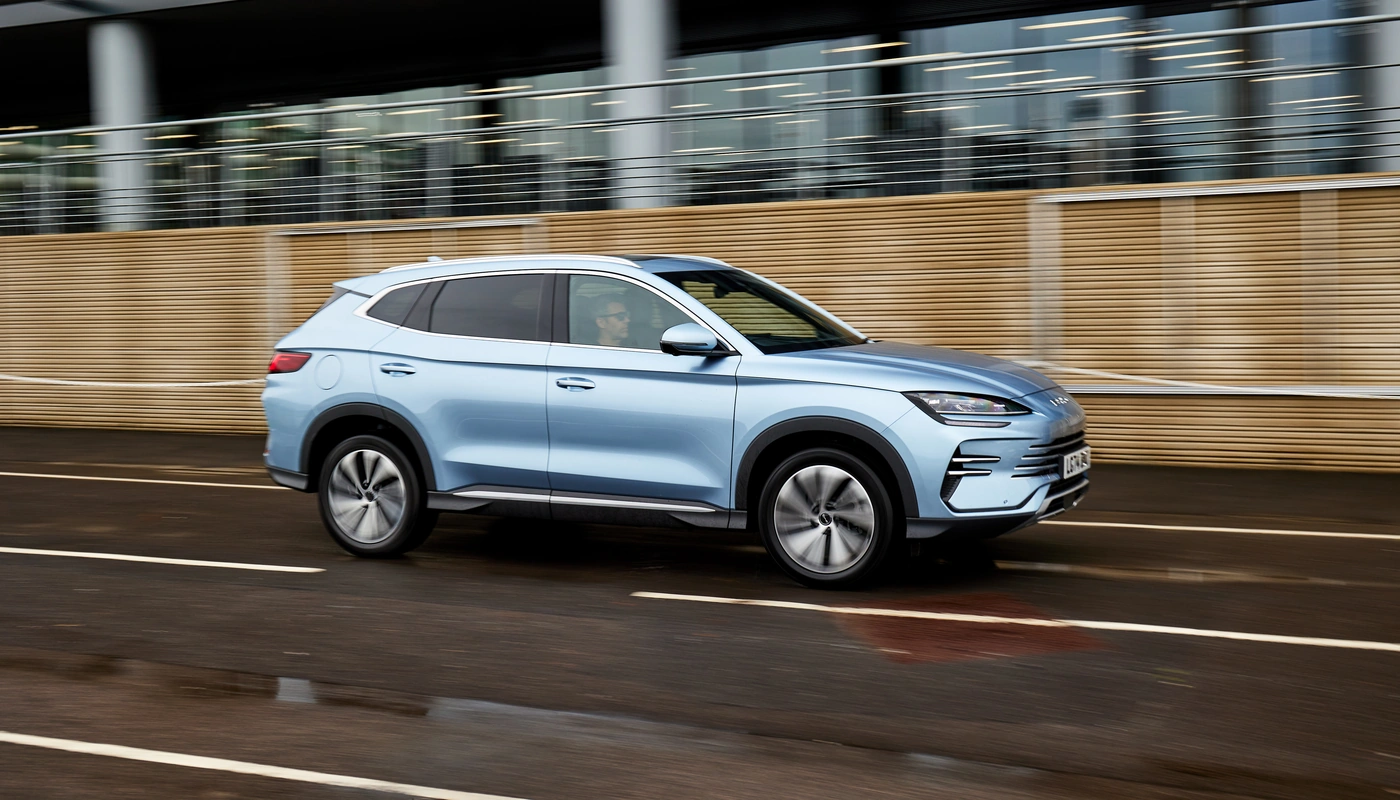 Byd Seal U - Contexto Entorno Real Contexto Conduciendo Exterior Lateral Derecha