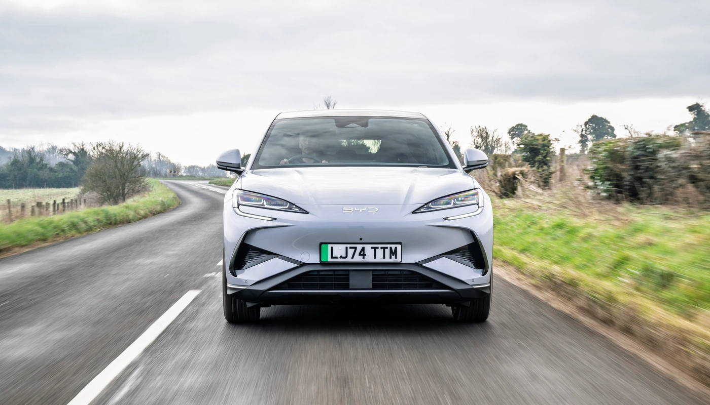 Byd Sealion 7 - Contexto Entorno Real Contexto Conduciendo Exterior Frontal