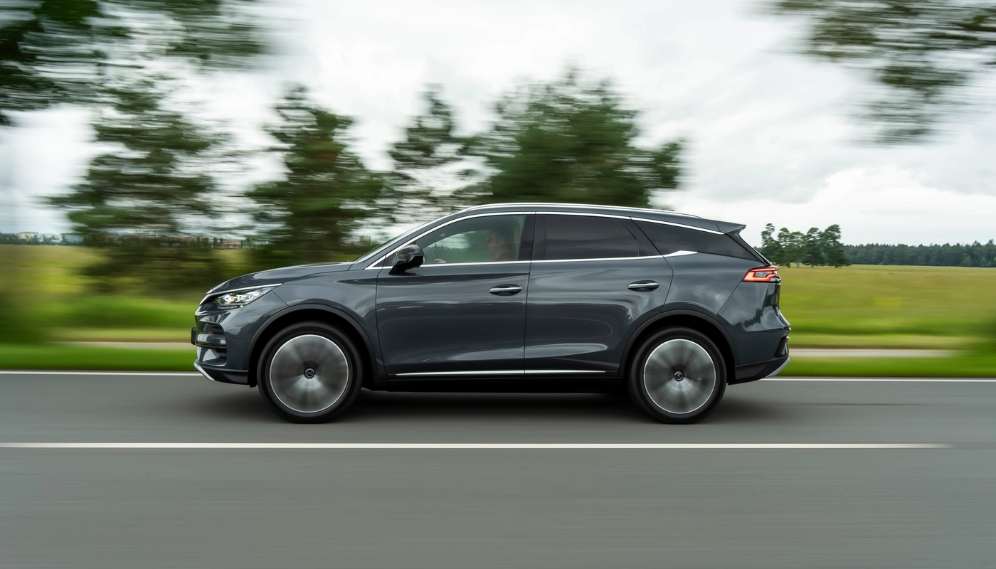 Byd Tang - Contexto Entorno Real Contexto Conduciendo Exterior Lateral Izquierda