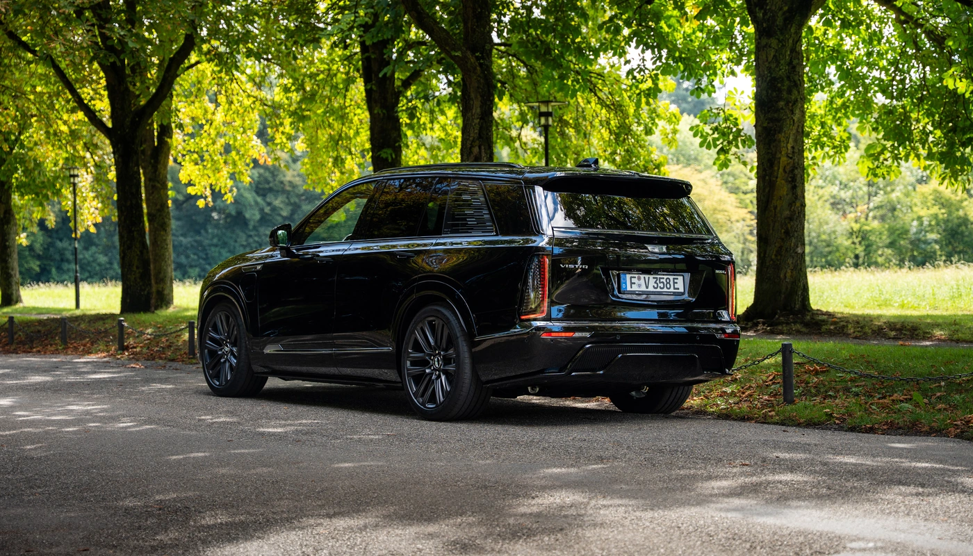 Cadillac Vistiq - Contexto Entorno Real Contexto Aparcado Exterior Trasera Derecha Exterior Lateral Izquierda