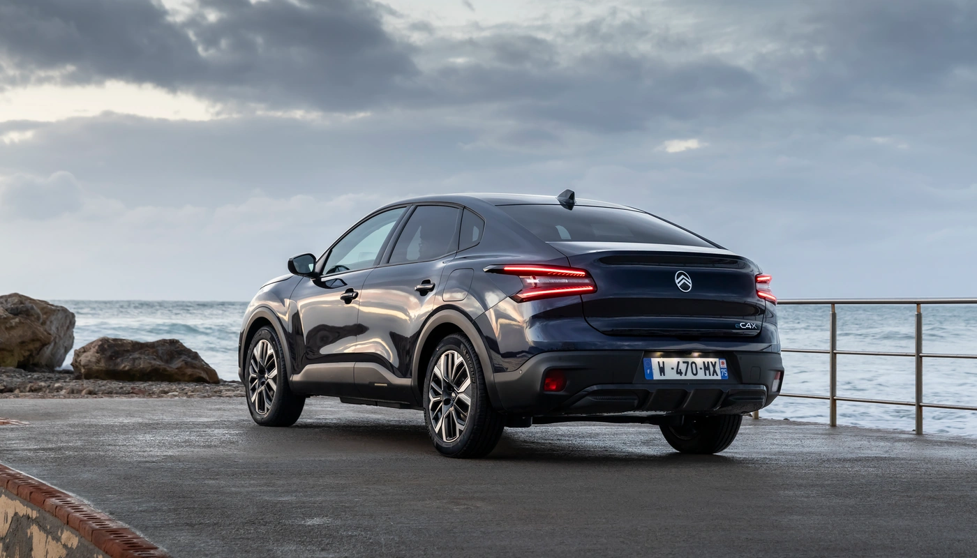 Citroen E C4 X - Contexto Entorno Real Contexto Aparcado Exterior Trasera Derecha