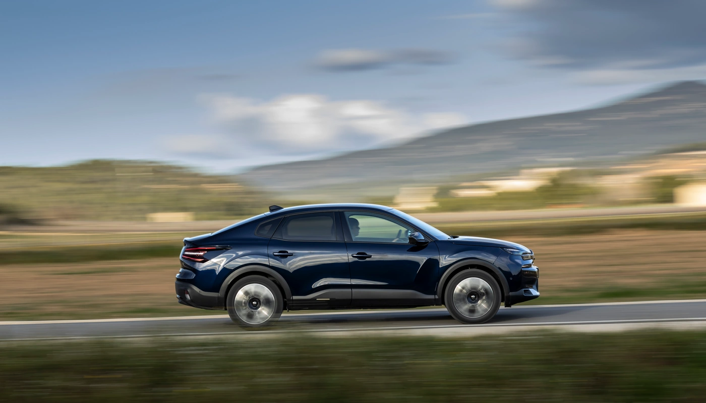 Citroen E C4 X - Contexto Entorno Real Contexto Conduciendo Exterior Lateral Derecha