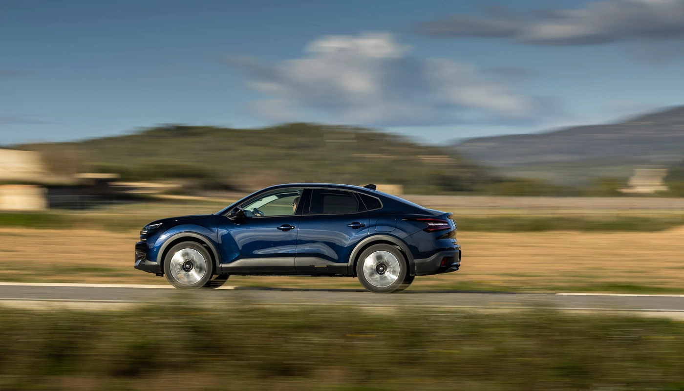 Citroen E C4 X - Contexto Entorno Real Contexto Conduciendo Exterior Lateral Izquierda