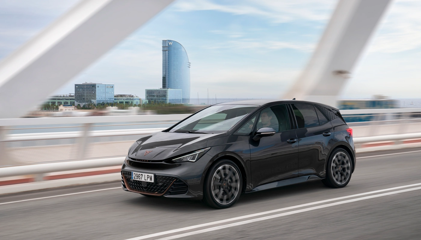 Cupra Born - Contexto Entorno Real Contexto Conduciendo Exterior Frontal Izquierda