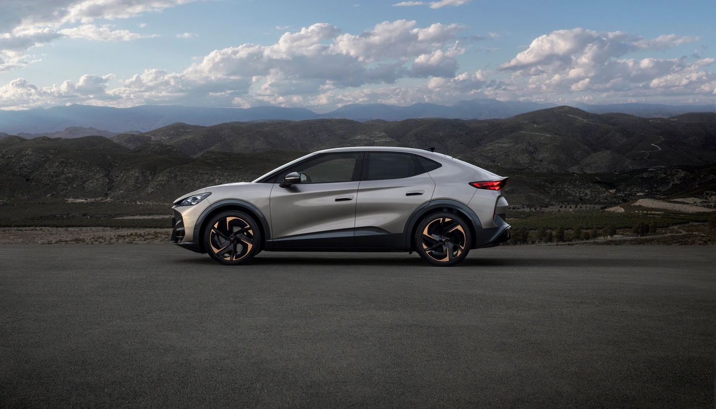 Cupra Tavascan - Contexto Entorno Real Contexto Aparcado Exterior Lateral Izquierda