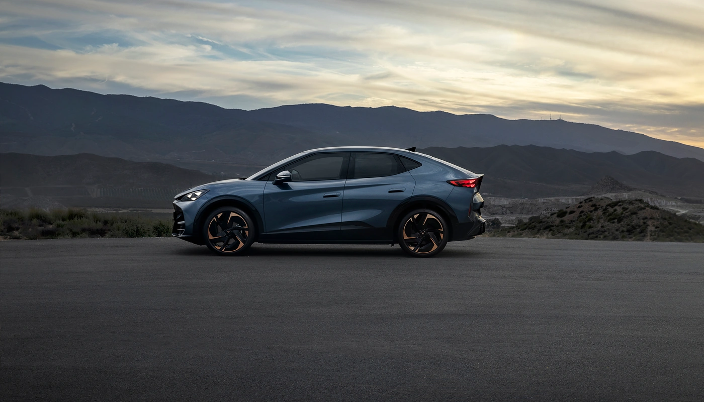 Cupra Tavascan - Contexto Entorno Real Contexto Aparcado Exterior Lateral Izquierda