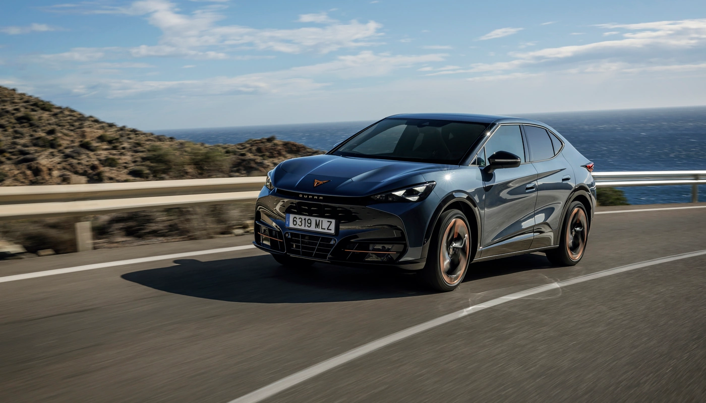 Cupra Tavascan - Contexto Entorno Real Contexto Conduciendo Exterior Frontal Izquierda