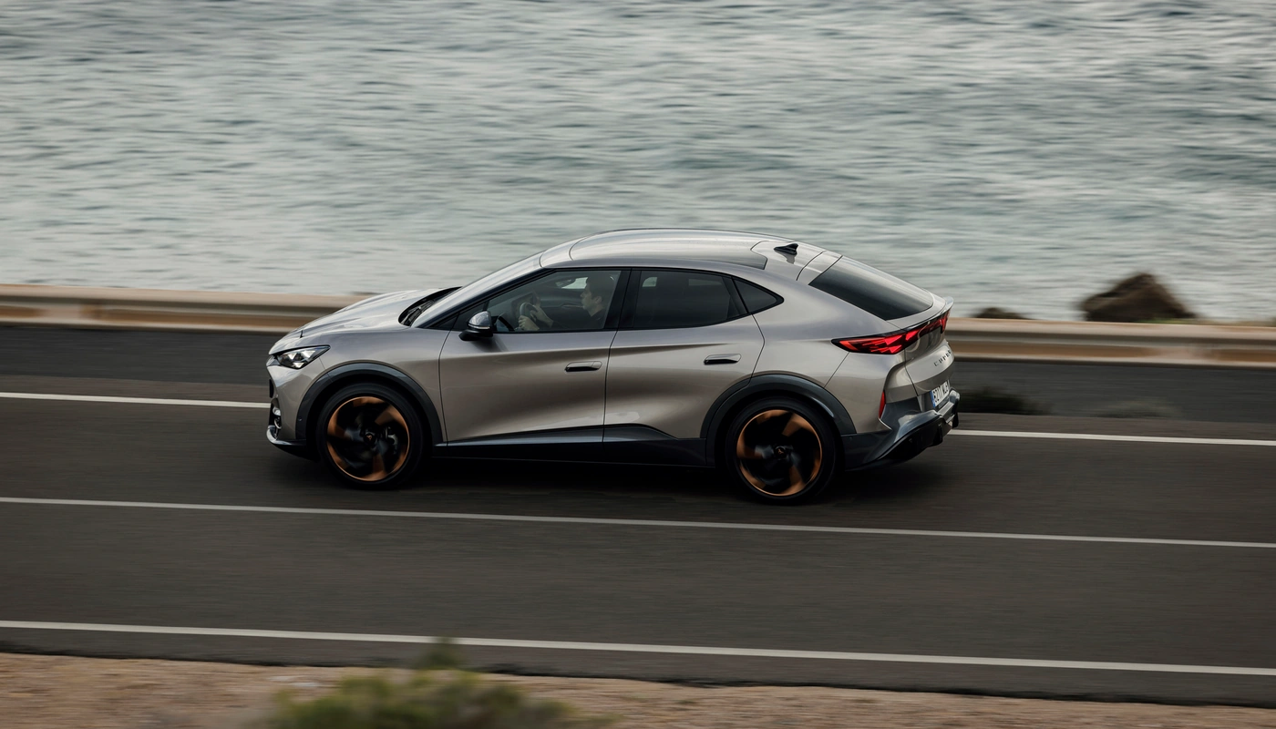 Cupra Tavascan - Contexto Entorno Real Contexto Conduciendo Exterior Lateral Izquierda